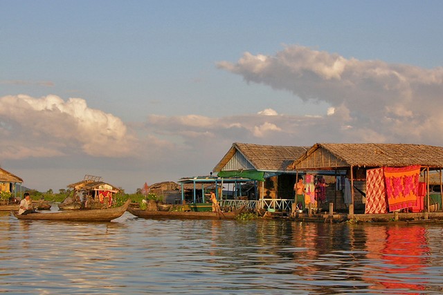 Tonle sap lake in chnoc tru Cambodia cruise tours: cambodia cruise trip from phnom penh to siemreap