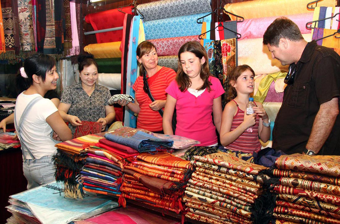 Hanoi tours to bat trang