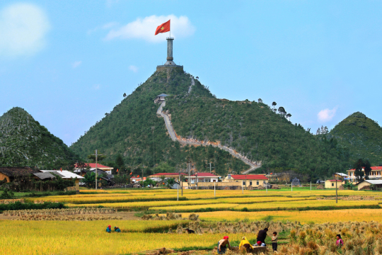Hanoi adventure tour via moc chau to ha giang Cot co chuan | hanoi adventure tour via moc chau to ha giang