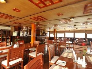 Dining room on lan diep cruise Mekong cruise tours: lan diep cruise