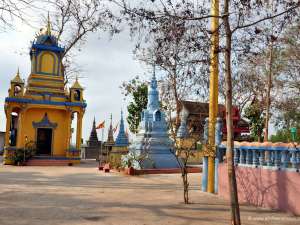 Wat hanchey temple Mekong river tours: rv jahan cruise holiday from phnom penh to siem reap