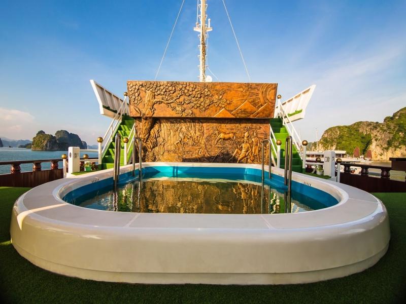 Jacuzzi on cruise Halong cruise tours: