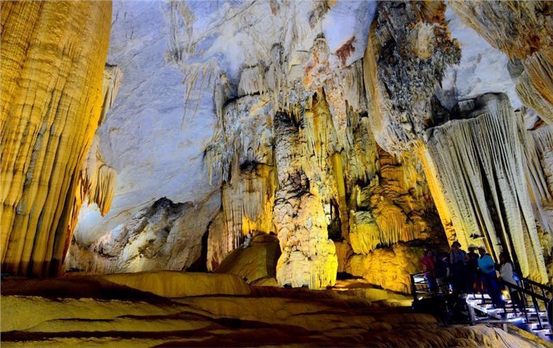 Quang binh group tours from hue: phong nha - thien duong or paradise cave tours Thien duong cave tour from hue