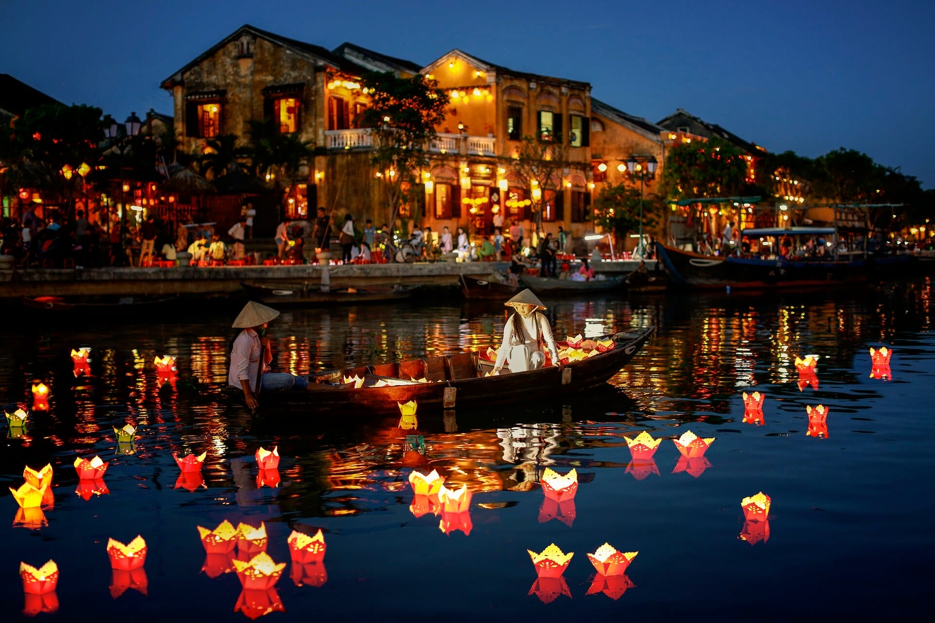 Hoi an lantern boat | when should overseas vietnamese visit to experience vietnam’s markets and festivals?