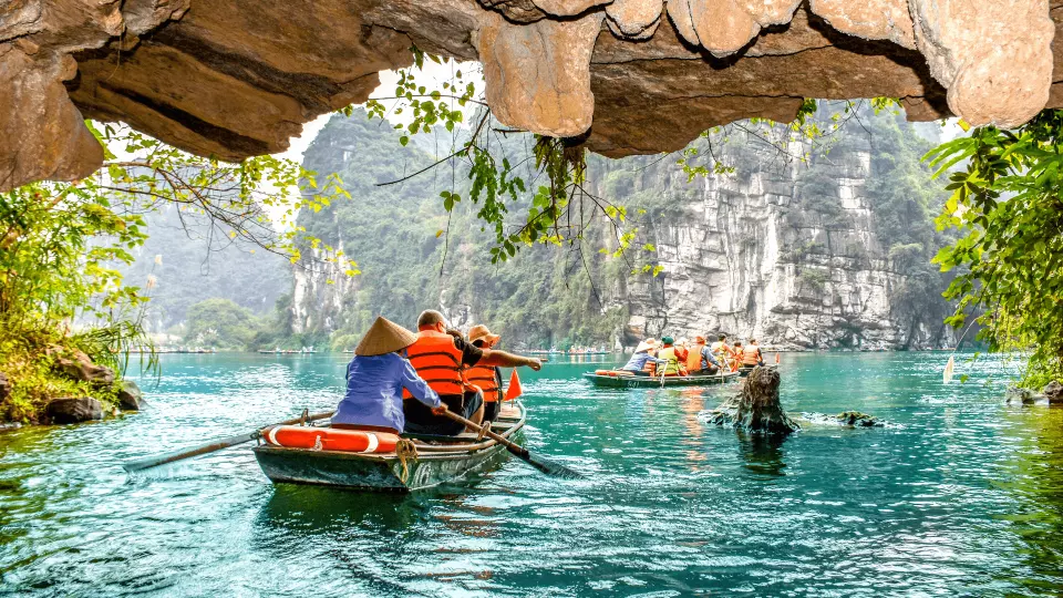 When to visit northern vietnam to avoid crowds: best time guide Best time to visit ninh binh for a boat tour 3 | when to visit northern vietnam to avoid crowds: best time guide