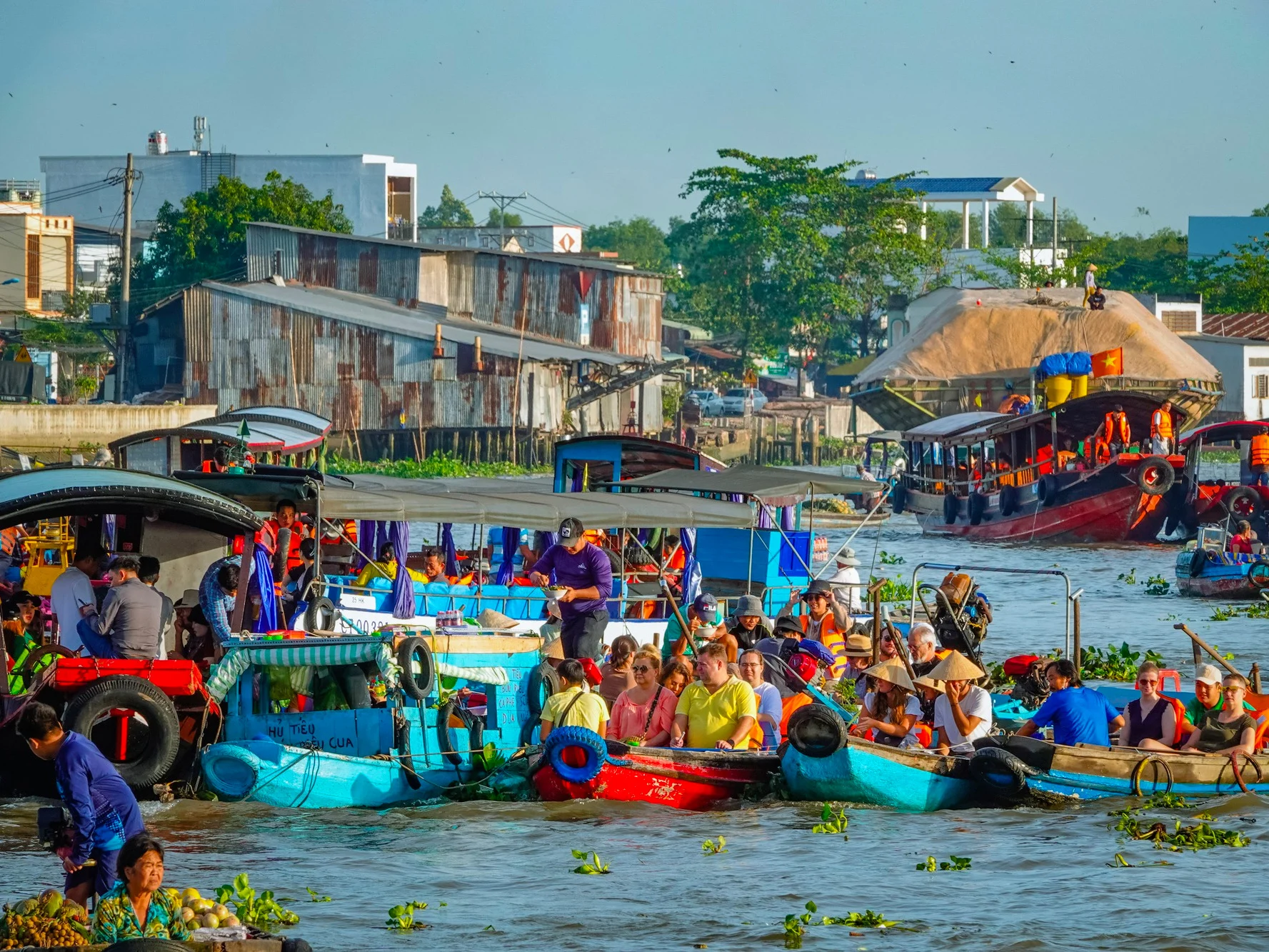 How-to-arrange-a-family‑friendly-mekong-boat-trip-between-can-tho-and-phnom-penh