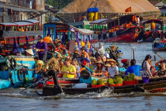 How-to-arrange-a-family‑friendly-mekong-boat-trip-between-can-tho-and-phnom-penh