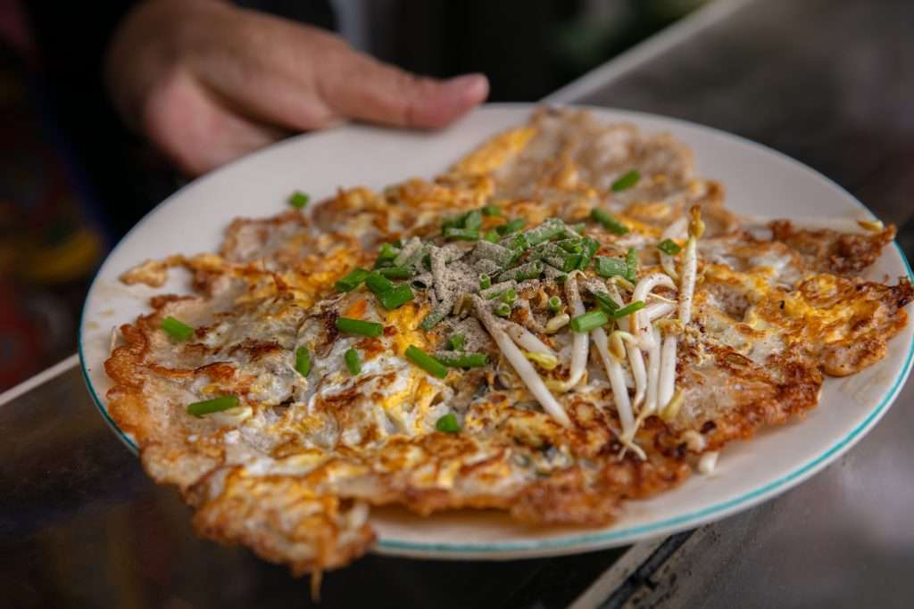 Top 10 local street foods in bangkok you must try Hoi tod