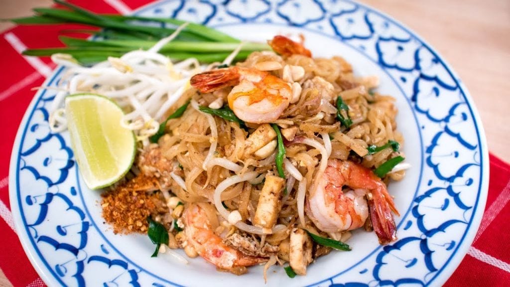 Top 10 local street foods in bangkok you must try Pad thai - best street food