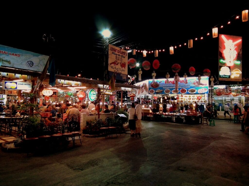 Chiang mai night bazaar ไนท์บาซาร์เชียงใหม่ – the iconic shopping food extravaganza | top 10 night markets in chiang mai for food and shopping lovers