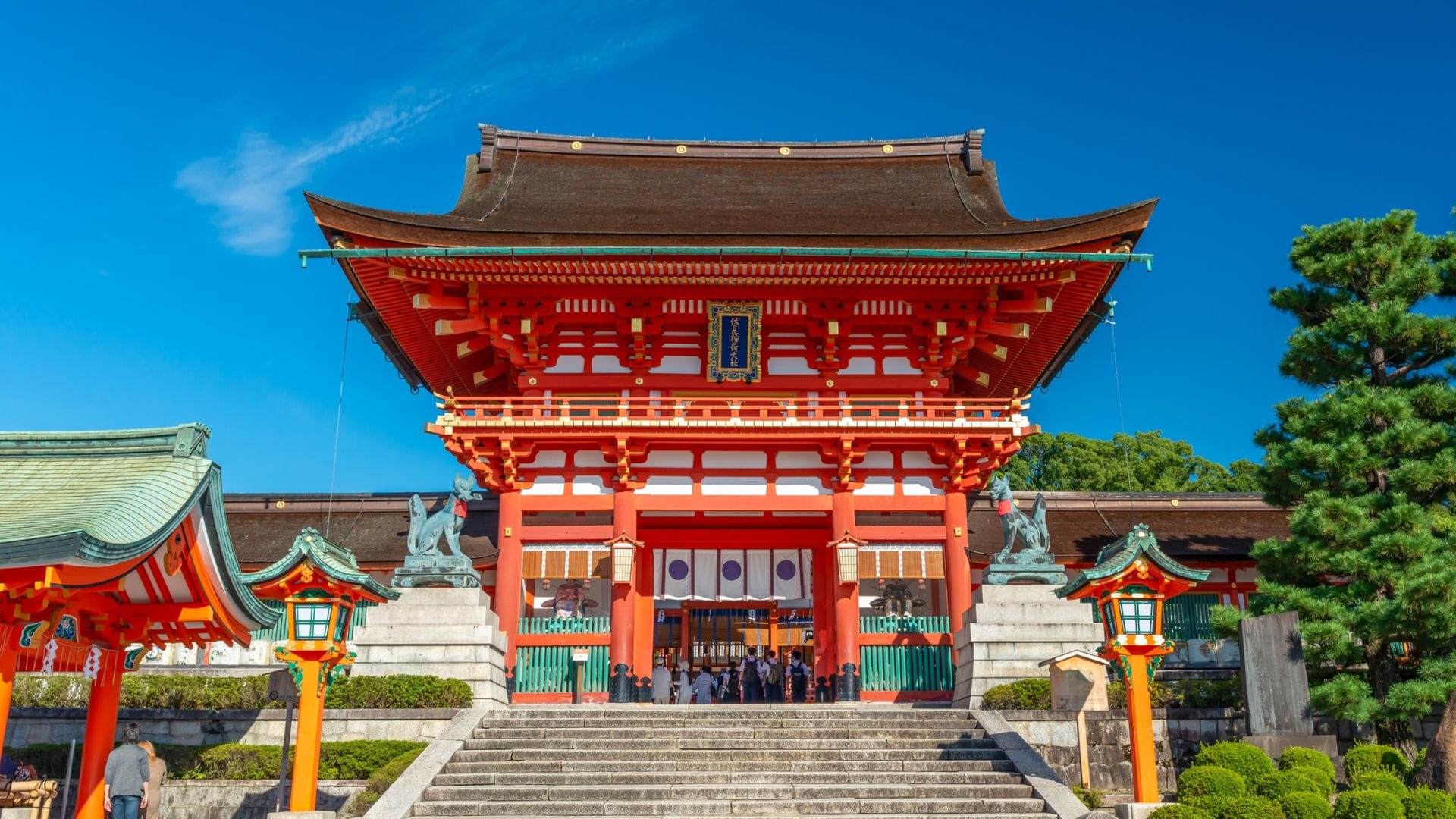 10-day journey through japan from tokyo to osaka via fuji, hakone and kyoto The romon gate of the fushimi inari taisha shrine in kyoto japan | 10-day journey through japan from tokyo to osaka via fuji, hakone and kyoto